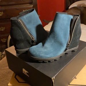 Sorel boots. Turquoise/black